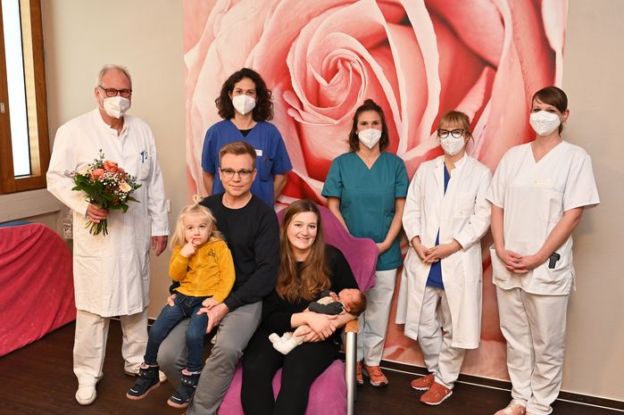 Auf dem Bild vorne: Die Eltern Damaris Maurus und Michael Stocker mit Tochter Amalia Victoria und dem Neugeborenen Julius Vincent. Hinten von links nach rechts: Dr. Elmar Mauch, Oberärztin Dr. Kathrin Schmidt, Hebamme Julia Diem, Oberärztin Dr. Martha Geiger und Stationsleiterin Lisa Senn.