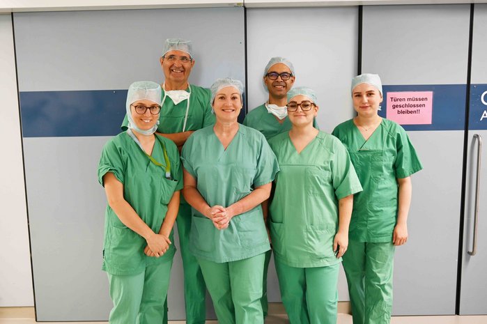 Das OP-Team nach getaner Arbeit: von links Fachärztin Dr. Anne Nording, Prof. Dr. Alfred Königsrainer, Chefärztin Prof. Dr. Karolin Thiel, Dr. Francois-Praseth Serey sowie Gianna Straub und Laura Reiske, Operationstechnische Assistentinnen.