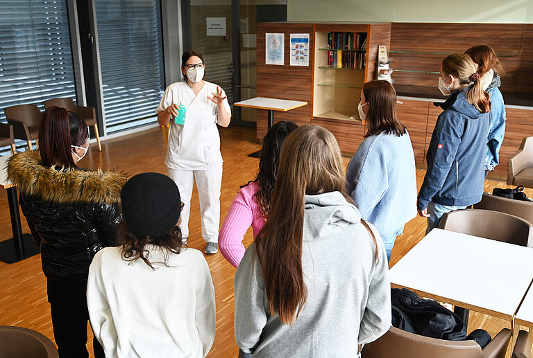 Die Edith-Stein-Schülerinnen hörten Kliniklehrerin Katharina Volk aufmerksam zu.