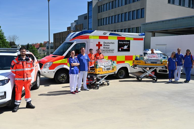 In blau: Dr. med. Carsten Bölke, Leitender Oberarzt der Klinik für Kinder und Jugendliche am St. Elisabethen-Klinikum in Ravensburg und sein Team.