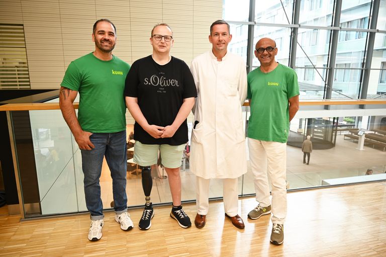 Im Bild von links nach rechts: Orthopädietechniker Kazim Yildirim vom Ravensburger Sanitätshaus Orthopädie Kühn, Kevin Nennemann, Chefarzt Prof. Dr. Jörn Zwingmann und Wahid Akbarzada, Geschäftsführer der Orthopädietechnik Kühn.