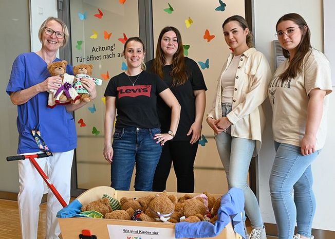 Regina Borsutzky (von links) freut sich über die Bärenspende, die Natalie Hecht, Melissa Mendek, Lea Müller und Lina Dietrich gemeinsam mit den Kindern der katholischen Kita Klösterle in der Kinderklinik des St. Elisabethen-Klinikums vorbeigebracht haben.