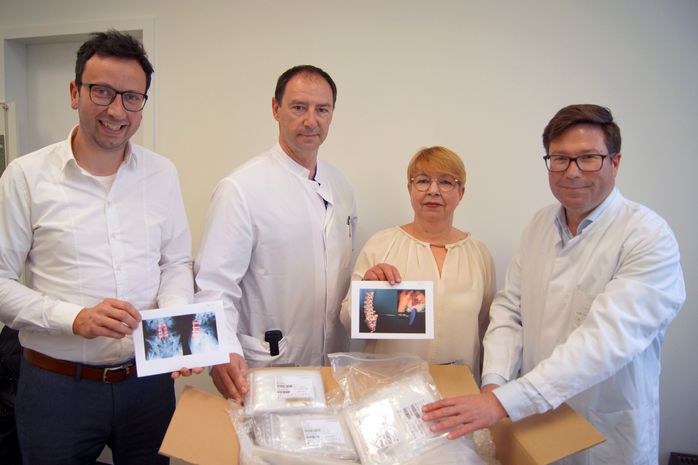 Im Bild von links nach rechts: OSK-Einkaufsleiter Andre Brandes, Oberarzt Vadym Khramtsov, Barbara Wolf, Präsidentin des Rotaryclubs Ravensburg und Urologie-Chefarzt Prof. Dr. Florian Jentzmik.