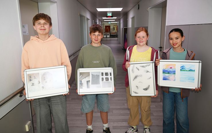 Präsentieren die Werke Ihrer Schule: Maximilian Hirschle, Lion Bodler, Heidi Brucke, Meilin Chiv (von links).