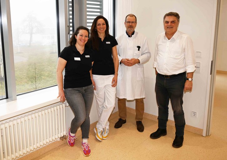 Im Bild von links nach rechts: Dr. Johanna Köpp, Oberärztin in der Ravensburger Kinderklinik und Teil des PalliKJUR-Teams ebenso wie Simone Barensteiner, Fachkinderkrankenschwester für Anästhesie und Intensivmedizin, Palliative Care und Pain Nurse in der Klinik für Anästhesie am EK, PD Dr. Andreas Artlich, Chefarzt der Kinderklinik sowie Stiftungsrat Kurt Peter von der Stiftung Valentina.