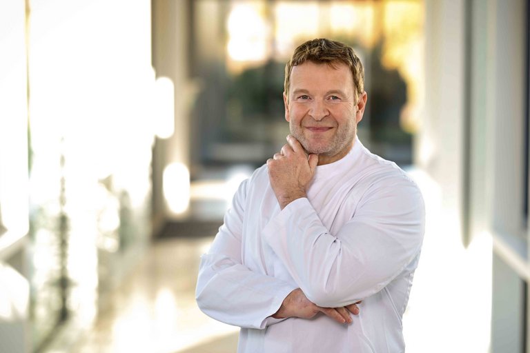 Dr. Mike Krug, Chefarzt der Klinik für Unfallchirurgie und Orthopädie am Westallgäu-Klinikum Wangen und Leiter des Endoprothetikzentrums der Maximalversorgung (EPZmax).