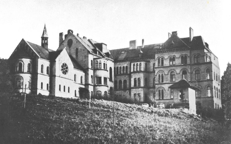 Ein Schmuckkästchen: Das Elisabethen-Krankenhaus von 1965, hier die Ansicht von der Gartenstraße aus mit Kapelle.