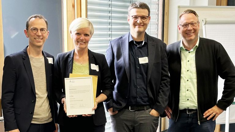 Freuen sich über den QuMiK-Qualitätspreis: OSK-Geschäftsführer Franz Huber, das KKIT-Team vertreten durch Projektleiterin Simone Burkert und Martin Schniertshauer sowie OSK-Pflegedirektor Swen Wendt.