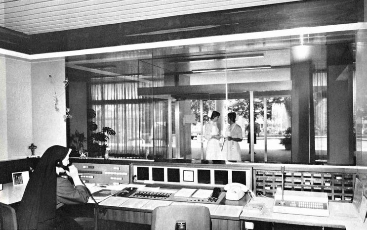 Wie ein kleines Raumschiff: Eingangsbereich und Telefonzentrale im EK vor 60 Jahren.