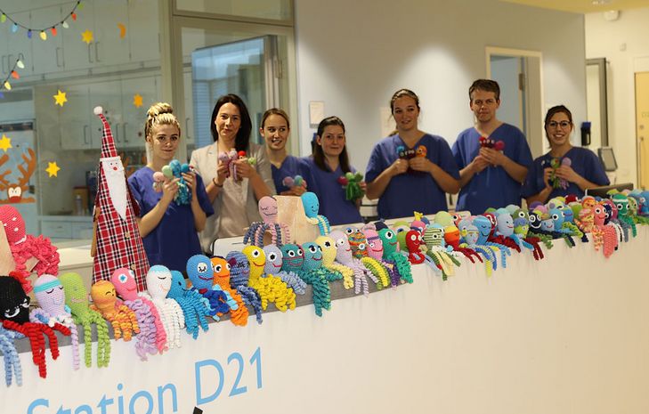 Steffen Wiedenmann (zweiter von rechts), das Team der Kinderintensiv und Yvonne Lesner (zweite von links).