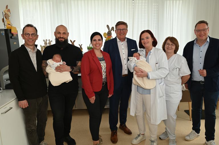 Freude über die neuen Babyschlafsäcke (von links): OSK-Geschäftsführer Franz Huber, Alexander und Akano Seekircher, Anna-Lena Seitz (Marketingreferentin Kreissparkasse Ravensburg), Michael Gresens (Stv. Mitglied des Vorstands bei Kreissparkasse Ravensburg), Dr. Martina Gropp-Meier (Chefärztin Kinderklinik) mit Ida Egerer auf dem Arm, Stationsleitung Maria Bartha, OSK-Pflegedirektor Swen Wendt Bild: Oberschwabenklinik.