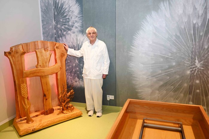 „Ich gebe den Menschen alle Zeit, die sie brauchen, um sich zu verabschieden": Erwin Egger im Raum der Stille. 