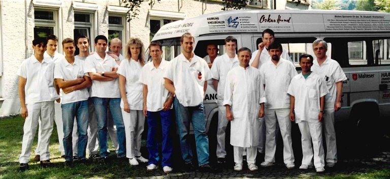 Erwin Egger (ganz rechts) in den 80er-Jahren im Kreise der Zivildienstleistenden..