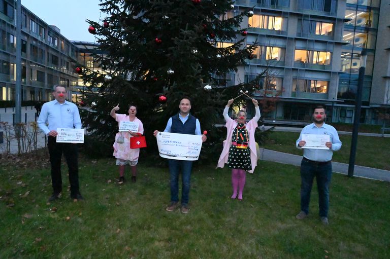 Da freuen sich die Klinikclowns gleich doppelt: Der Fanfarenzug Rauenspurg übergibt seine Spende und die Schecks der Kollegen vom Bodensee an die Spaßmacher der Oberschwabenklinik.