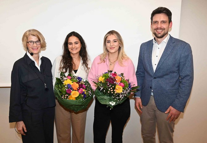 Protagonisten des Endometriose-Talks der OSK: von links nach rechts Moderatorin Sabine Oehlrich, die Schwestern Lisa und Lea Grabarits sowie Oberarzt Dr. Philipp Guttenberg, Leiter des Endometriosezentrums am St. Elisabethen-Klinikum in Ravensburg.