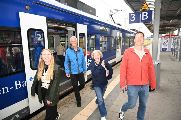 Sind Freunde von Bus, Bahn und Bewegung: Lorena Lehmann, Dr. Heino Hügel, Birgit Przykopp und Matthias Weber (von links nach rechts).