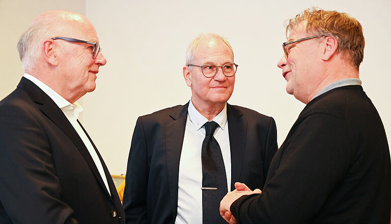 Bild 2: Dr. Bücke, Dr. Mauch und Prof. Dr. Oliver Rentzsch (von links nach rechts) bei der Verabschiedung in Wangen.