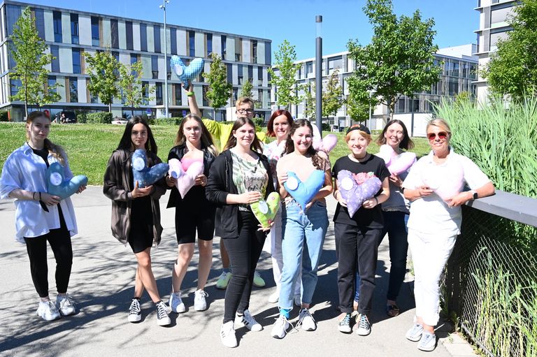 Die 9b der Werkrealschule St. Konrad nähte Herzkissen im Unterricht für die Brustkrebspatientinnen am EK.