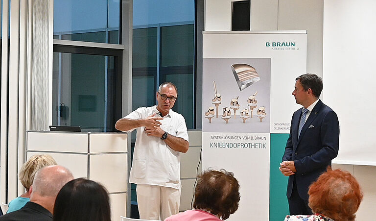 Prof. Dr. Jörn Zwingmann (rechts) und Raymund Bay referierten vor rund 40 Besuchern zum Thema "Schmerzfrei durchs Leben mit einer Knieendoprothese".
