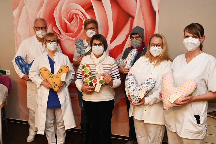 Bild von links nach rechts: Chefarzt Dr. Elmar Mauch, Assistenzärztin Dr. Martha Geiger, Simone Krepold, Claudia Walker, Alexandra Kaeß und Ulrike Boos (alle vom KDFB Weißensberg/Hergensweiler) sowie Stationsleiterin Lisa Senn.  