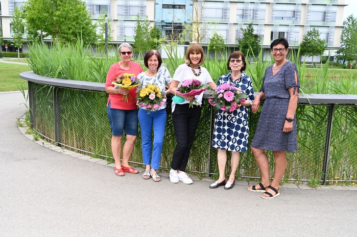 Jahrelange ehrenamtliche Helferinnen, die dem St. Elisabethen-Klinikum fehlen werden:   Im Bild von links nach rechts: Brigitte Götz, Barbara Elsässer, Ulrike Hund, Inge Herold und Doris Kraus, die im EK die Einsätze der Grünen Damen koordiniert.