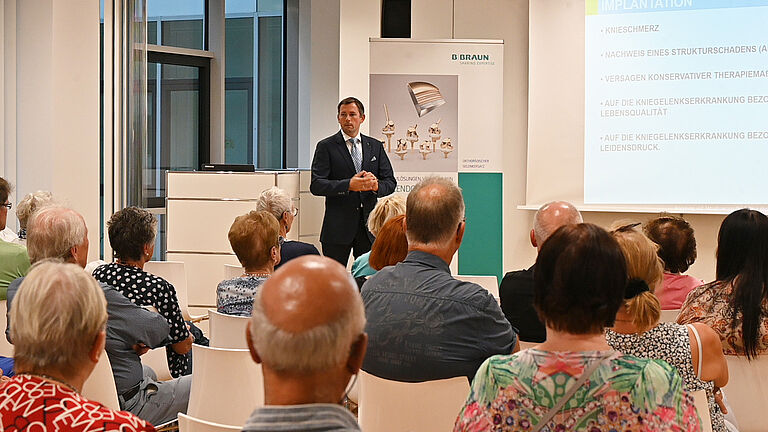 Prof. Dr. Jörn Zwingmann klärt die Zuhörer über die Möglichkeiten beim künstlichen Gelenkersatz auf.