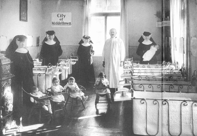 Da war selbst Erwin Egger noch nicht im Dienst: Ein historisches Bild von Anfang 1900 zeigt Kinderkrankenschwestern, Ärzte und Neugeborene auf der Säuglingsstation im EK.