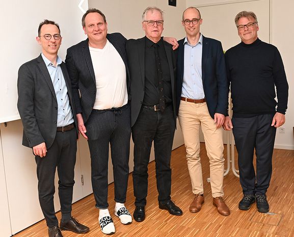 Franz Huber (Geschäftsführer der OSK), Prof. Dr. Florian Seeger (Chefarzt der Inneren Medizin II am EK), Prof. Dr. Günther Wiedemann, Prof. Dr. Peter Klare (Chefarzt der Inneren Medizin I am EK) und Prof. Dr. Oliver Rentzsch (Ärztlicher Direktor der OSK) beim Festakt für den langjährigen „Kopf“ der Inneren Medizin.