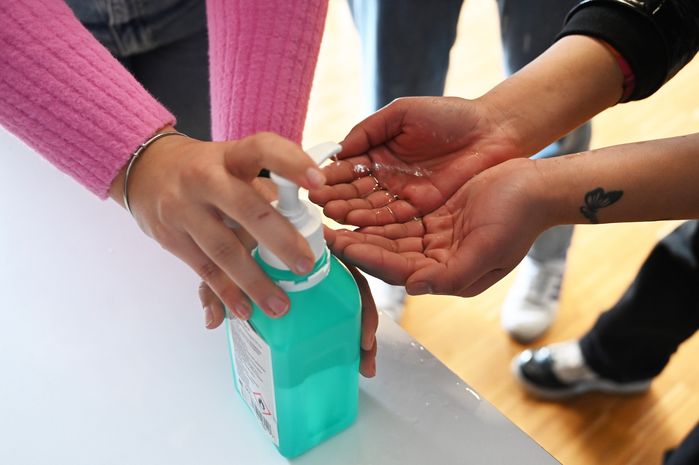 Zeigt her Eure Hände: Die Edith-Stein-Schüler beim Hygienecheck.