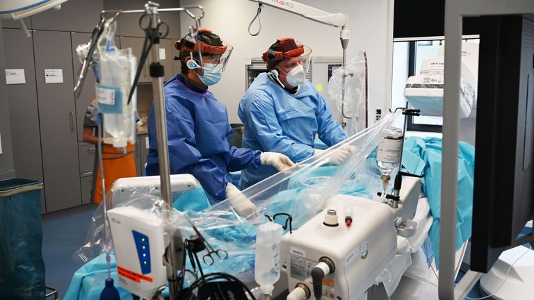 Chefarzt Prof. Dr. Florian Seeger (rechts) und Dr. Gerhard Wech bei einem Eingriff in einem der neuen Herzkatheterlabore der Klinik für Innere Medizin II.