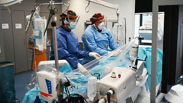 Chefarzt Prof. Dr. Florian Seeger (rechts) und Dr. Gerhard Wech bei einem Eingriff in einem der neuen Herzkatheterlabore der Klinik für Innere Medizin II.