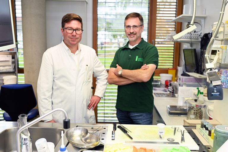 Rechts Dr. Joachim Alfer vom Pathologischen Institut Kaufbeuren-Ravensburg, rechts der Chefarzt für Urologie am EK, Prof. Dr. Florian Jentzmik.