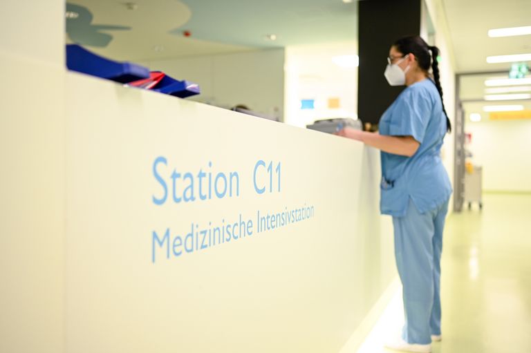 Pflegerin steht am Stützpunkt der Intensivstation
