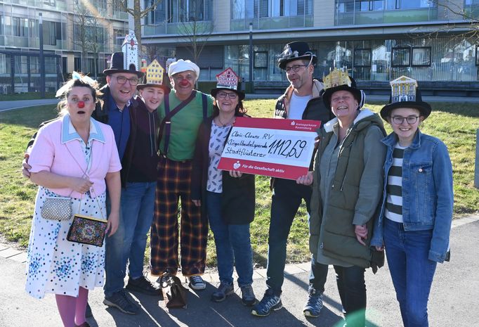 Die Waldseer Stadtflüsterer beschenken die Klinikclowns.