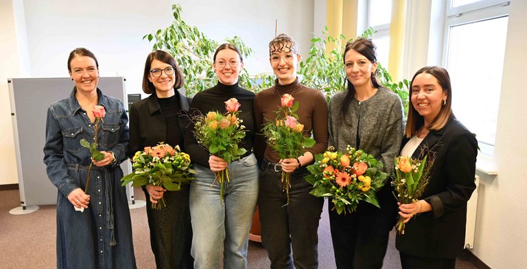 Im Bild von links nach rechts: Stefanie Betz, Oberärztin Dr. Felica Haug, die Absolventinnen Tamara Bucher und Juliane Gulyas Oldal, Nina Schattner und Michaela Metzler, Leiterin der Weiterbildung.