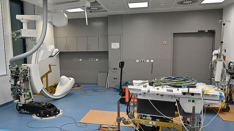 Im Nebenraum laufen die Vorbereitungen für den Einbau der zweiten Herzkatheteranlage auf Hochtouren. 