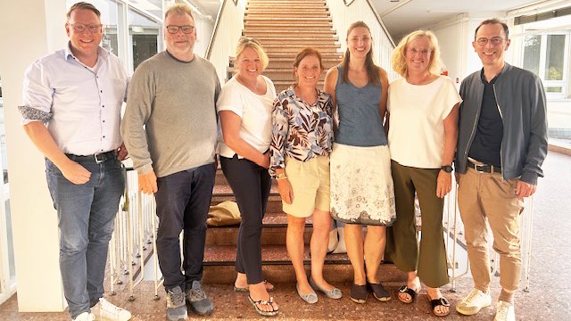 Im Bild von links nach rechts: OSK-Pflegedirektor Swen Wendt, der Ärztliche DirektorProf. Oliver Rentzsch, die Hebammen Gabriele Geschwentner, Gertrud Feuerstein, Eva Wild und Monika Neidl sowie OSK-Geschäftsführer Franz Huber