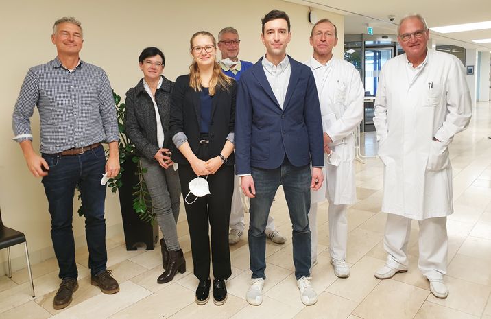 Auch das Westallgäu-Klinikum in Wangen hatte Grund zum Feiern: Vorne die PJ-Absolventen Janine Sauertnik und Jonathan Linder, hinten von links Dr. Jürgen Ruf, Oberarzt der Anästhesie, Prof. Dr. Michaela Feuring-Buske, Prüfungsvorsitzende der Universität Ulm,  Oberarzt und PJ-Beauftragter Dr. Joachim Brückel, Dr. Franz Immler, Bereichs- und Zentrumsleiter Adipositas, und Dr. Elmar Mauch, Chefarzt der Gynäkologie.