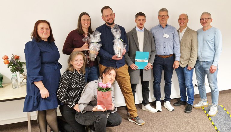 Auf dem Foto von links nach rechts: Vorne: Renate Swora und Giulia Schilling (beide Praxisanleiterinnen der ZNA Ravensburg). Hinten: Denise Hummler, Jennifer Straub, Manuel Bodenmüller, Luca Pomara, Klaus Sonntag, Michael Klarmann (Stv. Pflegerische Leitung ZNA Wangen) und Klemens Rist (Pflegerische Leitung ZNA Wangen).