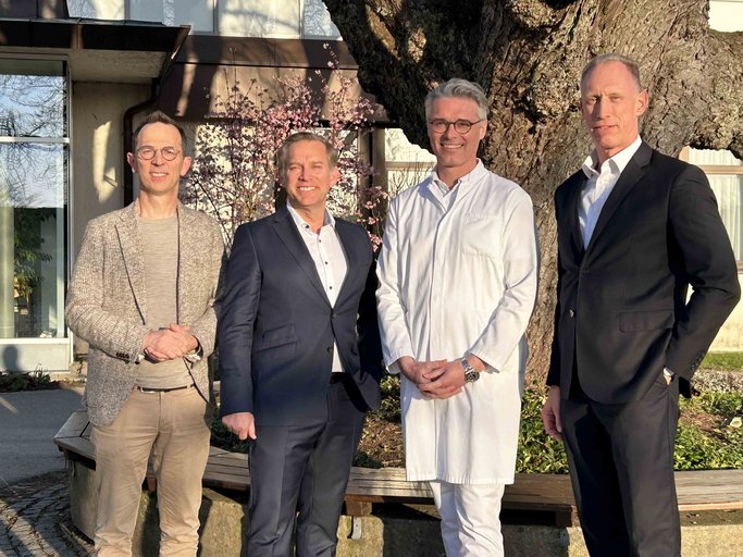 Im Bild von links nach rechts: Franz Huber, Geschäftsführer der Oberschwabenklinik, Dr. Gerhard Fischer, Leiter des Onkologischen Zentrums der OSK, Dr. Robert Scheubel, Chefarzt der Thoraxchirurgie an den Fachkliniken Wangen und Leiter des Lungenkrebszentrums und Stefan Richter, Klinikdirektor der Fachkliniken Wangen.