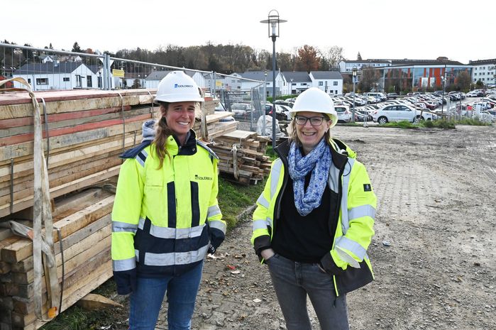 Haben das Parkhaus im Griff: Bauleiterin Saskia Frech vom Bauträger Goldbeck Süd (links) und Diplom-Ingenieurin Nicole Arens (rechts), die bei der OSK im Facility Management mit der Nutzerkoordination des Parkhauses beauftragt ist.