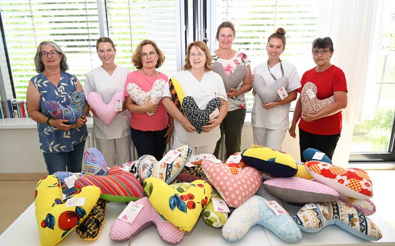 Im Bild von links nach rechts: Helga Hasenfus (KDFB Bavendorf), Pflegefachkraft Valentina Koch, Anita Mösle (KDFB), Stationsleiterin Maria Bartha, Conny Natterer (KDFB, Pflegefachkraft Leonie Nachbaur, Gudrun Popa (KDFB).