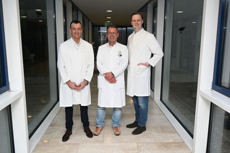 Bilden künftig am Westallgäuklinikum eine Doppelspitze als Chefärzte der Klinik für Orthopädie: Dr. Martin Volz (li.) und Dr. med Günther Waßmer (Mitte). Rechts Prof. Dr. Gunther Sandmann von der Sportklinik Ravensburg, Facharzt für Orthopädie und Unfallchirurgie.