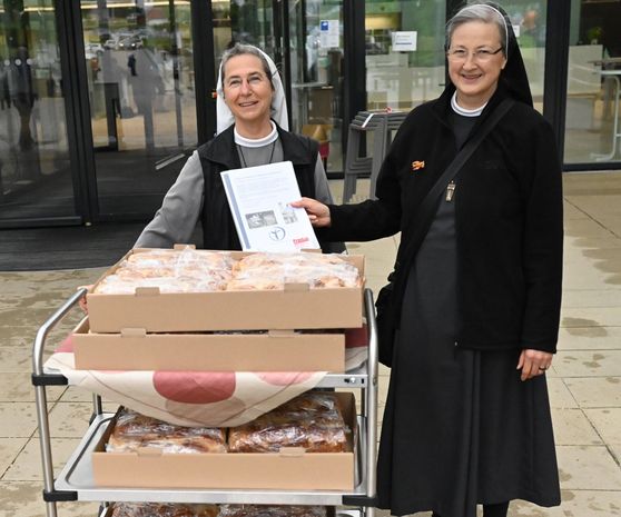 Die Franziskanerinnen aus Reute geben dem EK wieder Kraft durch stärkende Worte und ihren Hefezopf: Schwester Myria Maucher, Seelsorgerin am EK (links), und Schwester Birgitta.