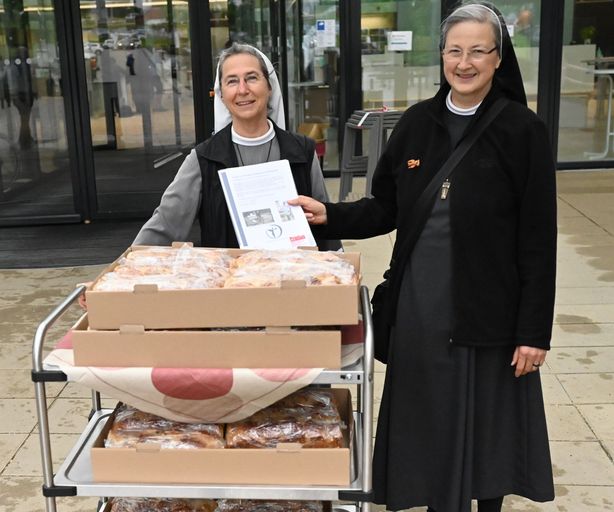 Die Franziskanerinnen aus Reute geben dem EK wieder Kraft durch stärkende Worte und ihren Hefezopf: Schwester Myria Maucher, Seelsorgerin am EK (links), und Schwester Birgitta.