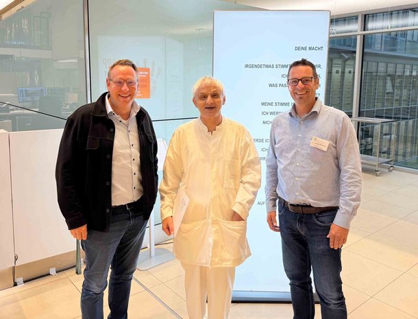 Kaum zu glauben: Erwin Egger (Mitte) blickt auf 60 Dienstjahre für die Oberschwabenklinik zurück, Plflege-Direktor Swen Wendt (links) und LPPM Matthias Schäfer gratulieren.