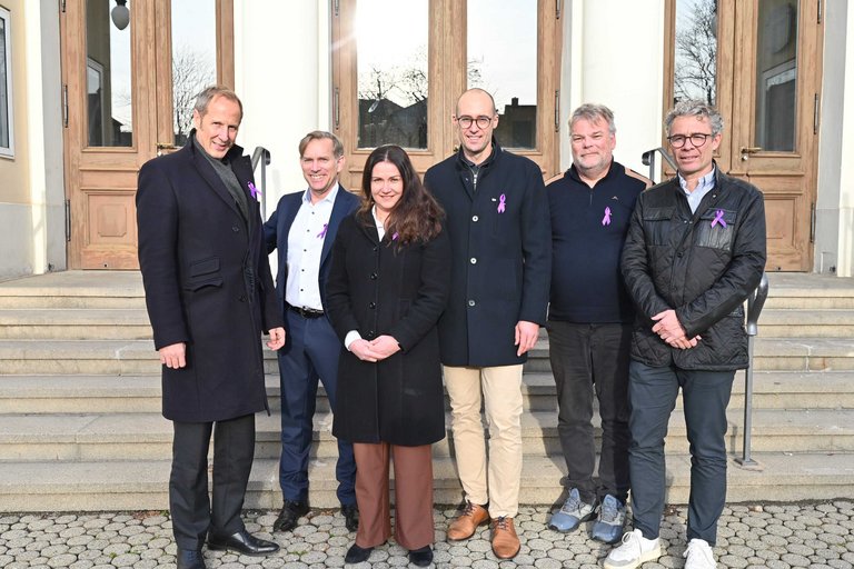 Im Bild von links nach rechts: der Ravensburger Oberbürgermeister Dr. Daniel Rapp, Dr. Gerhard Fischer, Leiter des Onkologischen Zentrums der OSK und Leitender Oberarzt der Klinik für Innere Medizin I, Prof. Dr. Karolin Thiel, Chefärztin der Klinik für Allgemein- und Viszeralchirurgie, Prof. Dr. Peter Klare, Chefarzt der Klinik für Innere Medizin I, Prof. Dr. Oliver Rentzsch, Ärztlicher Direktor der OSK und Prof. Dr. Tobias Dechow, Facharzt für Innere Medizin und Hämato-Onkologie.