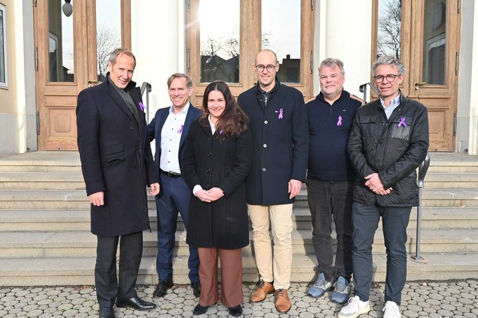 Im Bild von links nach rechts: der Ravensburger Oberbürgermeister Dr. Daniel Rapp, Dr. Gerhard Fischer, Leiter des Onkologischen Zentrums der OSK und Leitender Oberarzt der Klinik für Innere Medizin I, Prof. Dr. Karolin Thiel, Chefärztin der Klinik für Allgemein- und Viszeralchirurgie, Prof. Dr. Peter Klare, Chefarzt der Klinik für Innere Medizin I, Prof. Dr. Oliver Rentzsch, Ärztlicher Direktor der OSK und Prof. Dr. Tobias Dechow, Facharzt für Innere Medizin und Hämato-Onkologie.