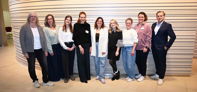 Im Bild von links nach rechts: Carmen Zwerger (Krebsberatungsstelle), Rauchfrei-Trainerin Evelyne Stumpp, Ernährungstherapeutin Michelle Götz, Oberärztin Dr. Andera Salama Müller (Leiterin des Ernährungsteams), Ernährungstherapeutin Klara Steiner, MammaCare-Trainerin Michelle Lingg, Regina Hartinger (Krebsberatungsstelle), Jennifer Bentele (Onkologische Trainings- und Sporttherapeutin) sowie Dr. Gerhard Fischer, Leiter des Onkologischen Zentrums der OSK.