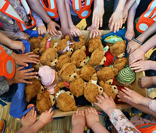 In einem Bollerwagen brachten die Drei- bis Sechsjährigen die Teddybären ins St. Elisabethen-Klinikum.